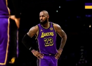 詹姆斯重返赛场，表现优异首场状态出色，西班牙队观众沸腾！赢得满堂喝彩