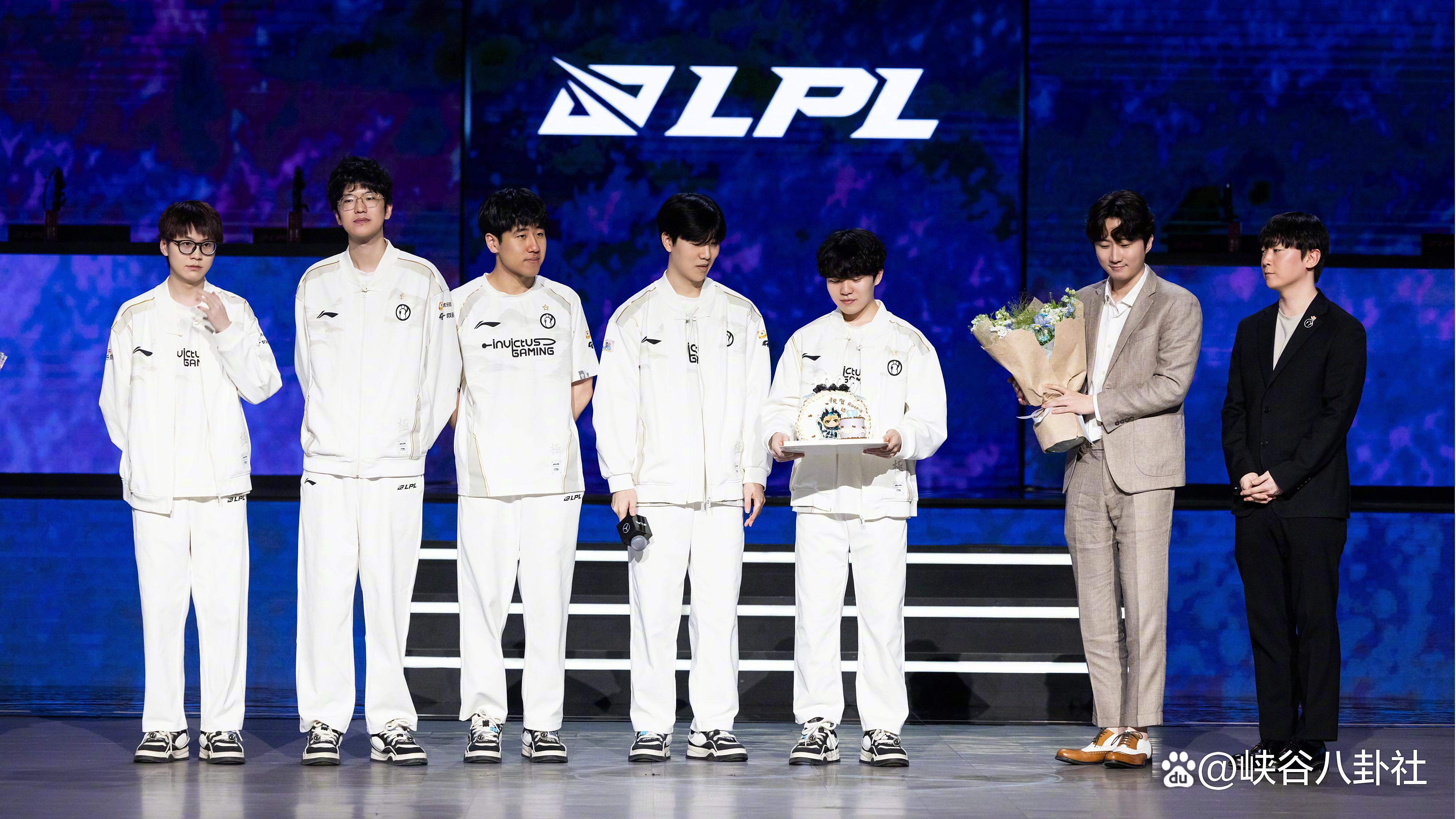 Rookie在篮网比赛中险胜,战术调整引发热议!比赛高潮迭起 Rookie在篮网比赛中险胜,战术调整引发热议!比赛高潮迭起